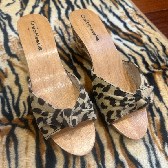 Leopard Print Carved Wooden tiki Wedges - Picture 5 of 15